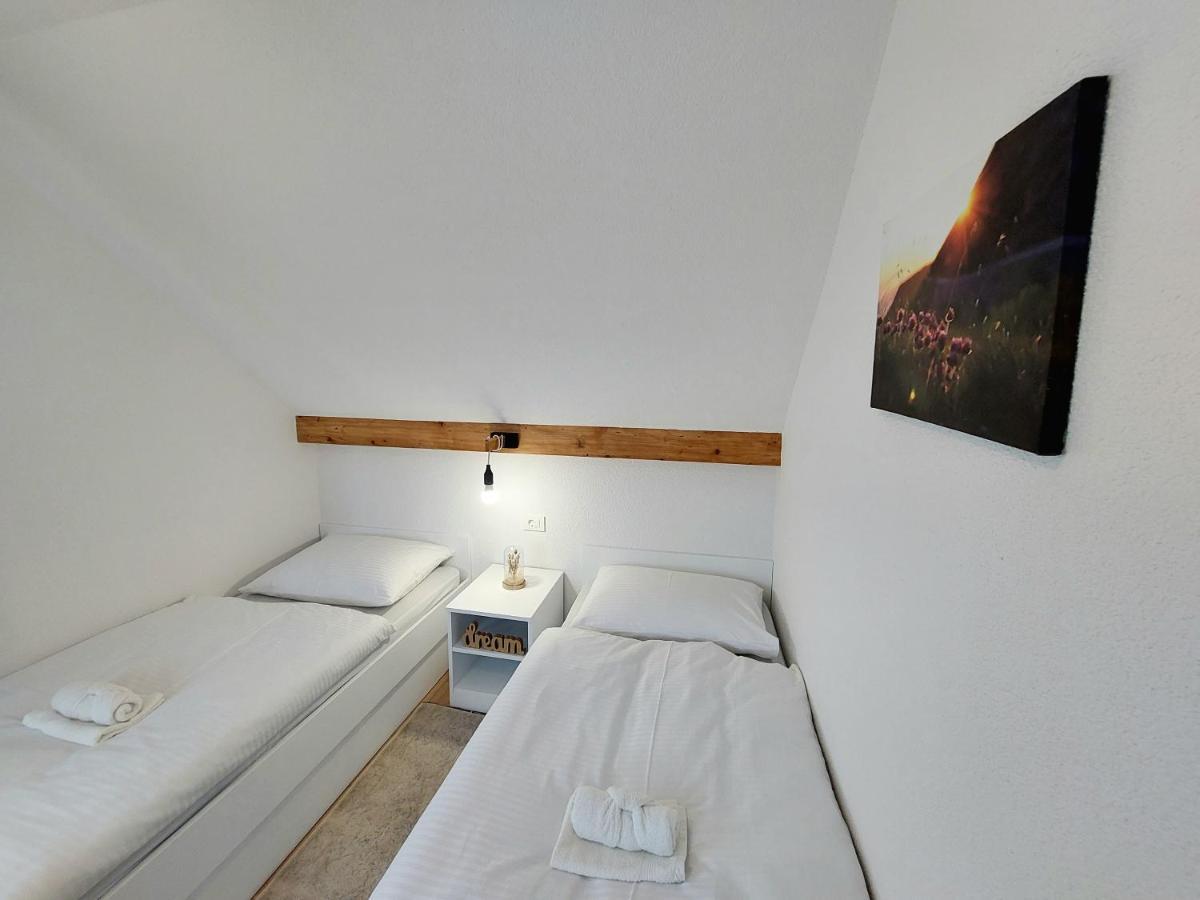 Apartments & Rooms Velebit Lovinac  Экстерьер фото